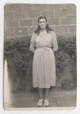 Jeune femme robe pose sandales