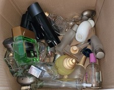 CARTON LOT DE  BOUTEILLES DE PARFUM VIDE OU IL EN RESTE UN PEU, TOUTES MARQUES