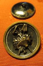 BOUTON ART DECO ancien OUTILS de JARDINIER PANIER FLEURI vers  1900 - 28 mm