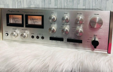 Unité principale de l'amplificateur intégré Accuphase E-202 fonctionne...