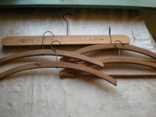 Lot de 5 anciens cintres en bois déco vintage