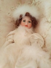 Poupée Alberon cheveux bouclés chataîn fourrure et habits blancs satinés