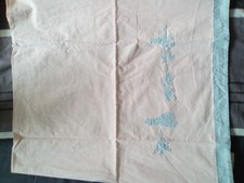 drap berceau vintage en coton rose avec motif bleu enfants et oies  75 x 119