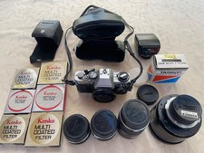 Boitier Olympus OM10 + 4 objectifs + Flash + 6 filtres...