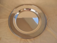 CHRISTOFLE,MODELE AUX FILETS,PLAT ROND DE SERVICE EN METAL ARGENTE.