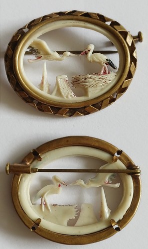 Broche ancienne ovale décor
