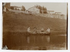 PHOTO SNAPSHOT amateur, 3 femmes en barque homme sur berge maison cours d'eau