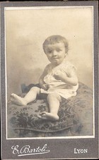 CDV bébé enfant assis sur