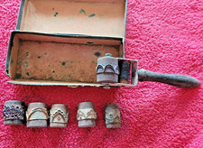 COLLECTION ANCIEN ROULEAU ENCREUR A FESTONNER AVEC 6 TAMPONS ENCREURS