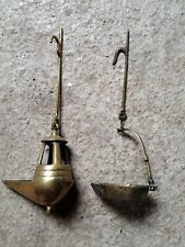 AR3 - Lot 2 Ancienne lampe à huile à suspendre en bronze