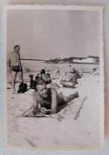 Homme torse nu en maillot