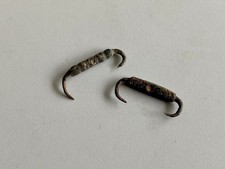 Lot de 2 agrafes en bronze, de vêtements ou de linceuls, époque mérovingienne.