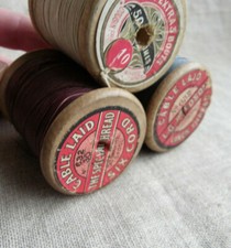 MERCERIE ANCIENNE - 3 ANCIENNES BOBINES DE FIL - LIE DE VIN - GRIS - ÉCRU