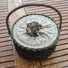 CHARMANTE BOITE A COUTURE RONDE BOIS ET TISSUS Travailleuse