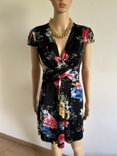 Robe noire et fleurie à