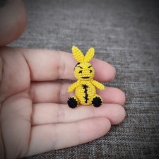 Miniature bunny crochet. Creepy rabbit amigurumi. Extrêmement micro lapin.
