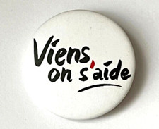 Pin's Blanc Noir Rouge "Viens On s'aide" NEUF 3cm  Très chouette 
