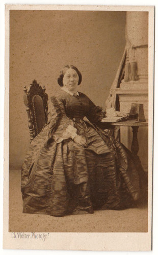 Femme assise côté une - assise, d'une