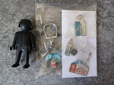 EVIAN Lot de 3 Pins et 1 Porte clés Bourbon.