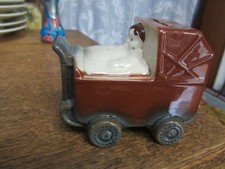 tres rare ancienne tirelire,enfant dans un landeau,sarreguemines,bon état