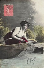 CP FEMME CHAPEAU PLUME A LA PECHE AVEC NASSE EPUISETTE EN BARQUE