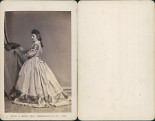 S. Kohn, Prag, Femme en pose, un éventail posé devant elle, circa 1865 Vintage a