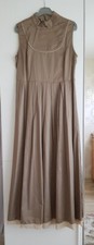Robe longue marron clair, détail dentelle et veste beige. Taille 42. Neuf