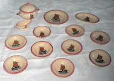 Ancienne dinette de poupée en faïence 13 pièces décor de bateaux jouets ancien