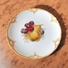 KPM Berlin. Assiette en porcelaine décor polychrome de fruits, début XXe siècle