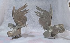 Deux coqs de combat. Métal