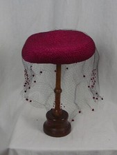 Bibi en paille rouge à voilette noire munie de petites boules en velours rouges