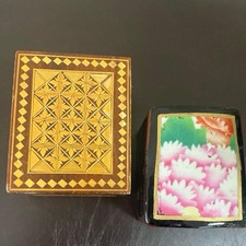 Ancienne petite boite à bibelots en bois motif floral d'occasion pour collection