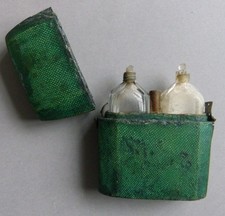 2 petits flacons à parfum