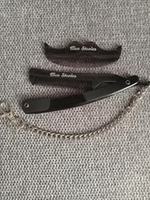 Men stories un peigne en forme de rasoir et un peigne à barbe