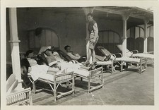 PHOTO ANCIENNE - VINTAGE SNAPSHOT - LIT REPOS SIESTE ÉQUILIBRE GAG DRÔLE - BED