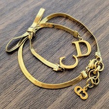Bracelet Christian Dior Vintage Ruban CD Charm Plaqué Or Sans Boîte Occasion