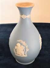 Petit vase WEDGWOOD JASPERWARE en biscuit de porcelaine