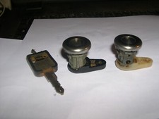 2 BARILLETS DE porte RENAULT avec 1 clé 4L - R4 - R8 - R10 -R12- R16 