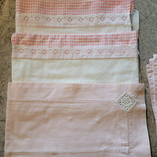 ANCIENS DRAP BEBE +TAIES D OREILLERS BRODERIE