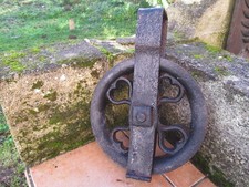 outil ancien art populaire ,roue de puit decoree de coeurs