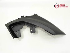 Plastique sous selle droit