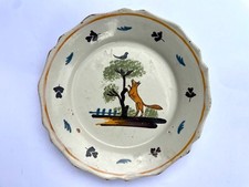 Assiette en faïence de Nevers à décor du corbeau et du renard.  18ème S.
