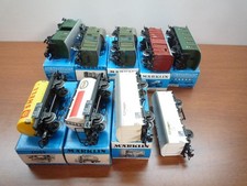 Le train miniature Märklin HO comprend diverses locomotives et voitures, d'oc...