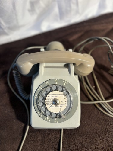 Ancien téléphone gris - ancien, à