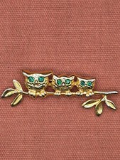 Broche Hiboux Vintage Dorée – Strass Verts – Trois Hiboux sur une Branche