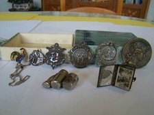 Lot de 4 médailles, une broche,un collier,un livre miniature,   #1077#