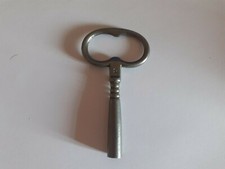 clef, clé horloge pendule en fonte  N°4  carré de 3.2 mm