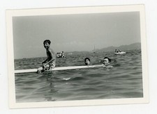 PHOTO snapshot vers 1950, JAPAN / JAPON sport planche à voile surf jeu boys mer