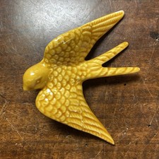 Hirondelle en céramique jaune