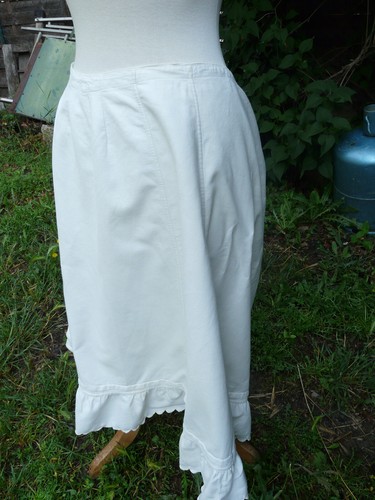 Jupon ancien volant brodé en - brodé,